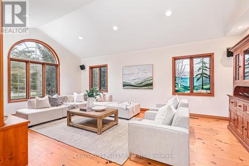 26 Trails End, Collingwood, ON - Indoor Photo Showing Living Room