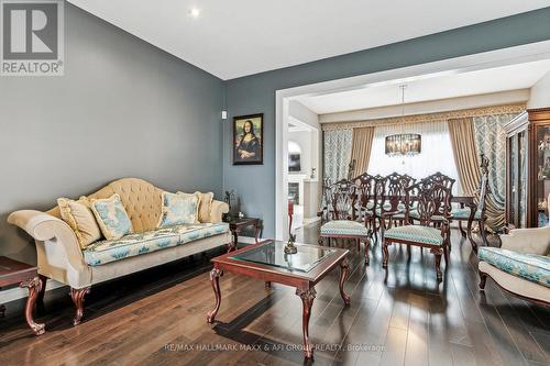 2211 Stratus Dr, Oakville, ON - Indoor Photo Showing Living Room