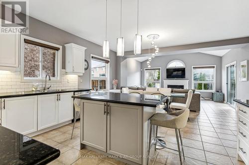 2211 Stratus Dr, Oakville, ON - Indoor Photo Showing Kitchen With Upgraded Kitchen