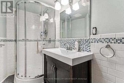 2211 Stratus Dr, Oakville, ON - Indoor Photo Showing Bathroom