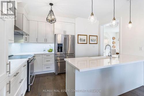 17 Prairie Creek Cres, Brampton, ON - Indoor Photo Showing Kitchen With Upgraded Kitchen