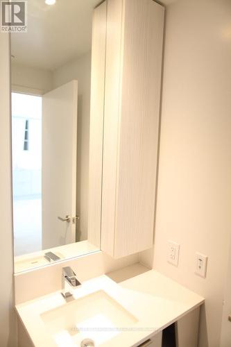 3613 - 3900 Confederation Parkway, Mississauga, ON - Indoor Photo Showing Bathroom
