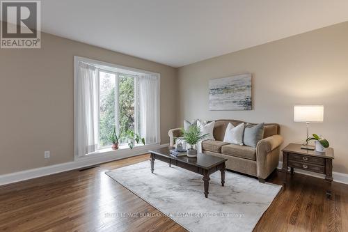 1360 Fisher Ave, Burlington, ON - Indoor Photo Showing Living Room