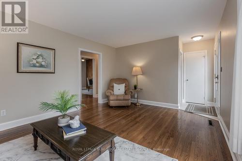 1360 Fisher Ave, Burlington, ON - Indoor Photo Showing Living Room