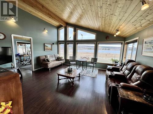 5028 Abel Lake Road, 100 Mile House, BC - Indoor Photo Showing Living Room