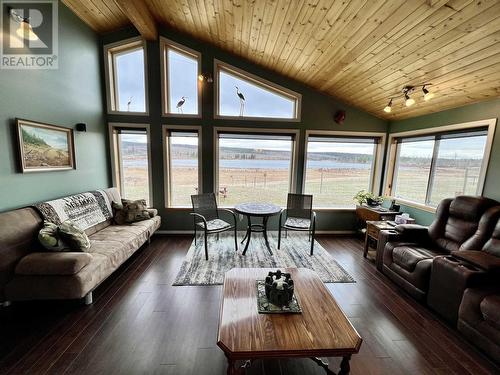 5028 Abel Lake Road, 100 Mile House, BC - Indoor Photo Showing Living Room