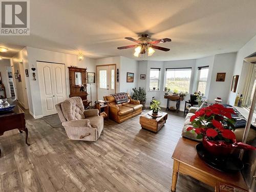 5028 Abel Lake Road, 100 Mile House, BC - Indoor Photo Showing Living Room