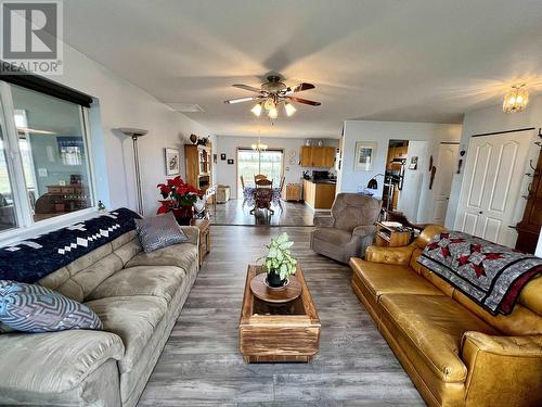 5028 Abel Lake Road, 100 Mile House, BC - Indoor Photo Showing Living Room