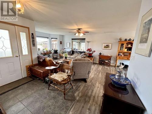 5028 Abel Lake Road, 100 Mile House, BC - Indoor Photo Showing Living Room