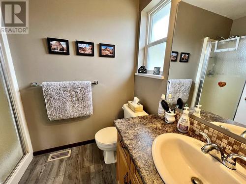 5028 Abel Lake Road, 100 Mile House, BC - Indoor Photo Showing Bathroom