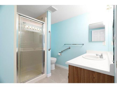 201-1385 Bertram Street, Kelowna, BC - Indoor Photo Showing Bathroom