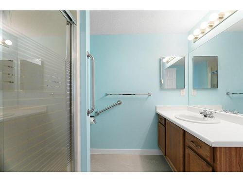 201-1385 Bertram Street, Kelowna, BC - Indoor Photo Showing Laundry Room
