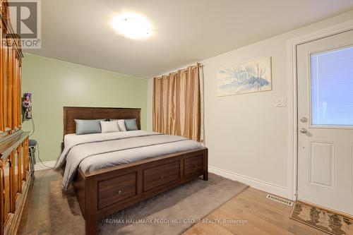 31 Brown St, New Tecumseth, ON - Indoor Photo Showing Bedroom