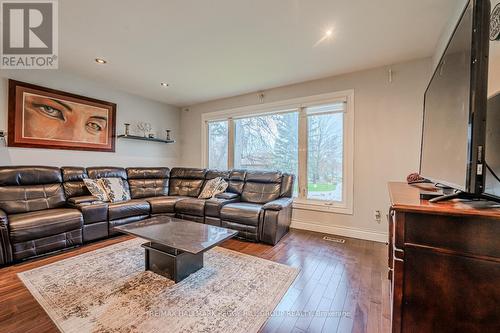 31 Brown St, New Tecumseth, ON - Indoor Photo Showing Living Room