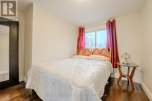 31 Brown St, New Tecumseth, ON - Indoor Photo Showing Bedroom