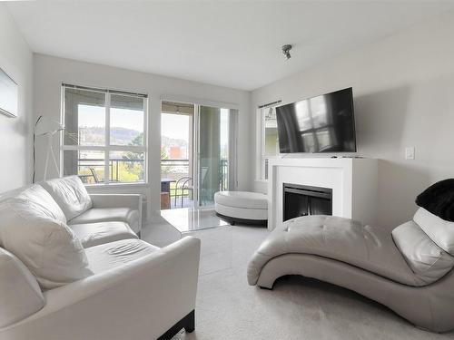 209-1093 Sunset Drive, Kelowna, BC - Indoor Photo Showing Living Room With Fireplace