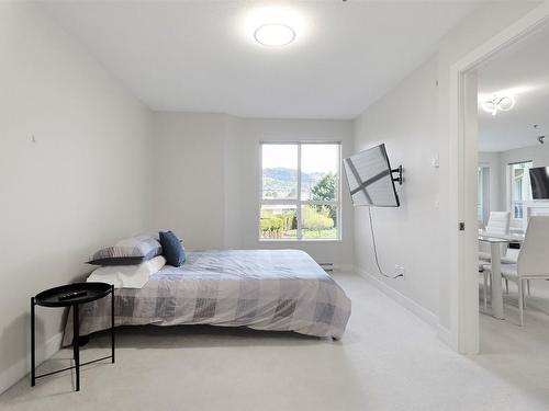 209-1093 Sunset Drive, Kelowna, BC - Indoor Photo Showing Bedroom