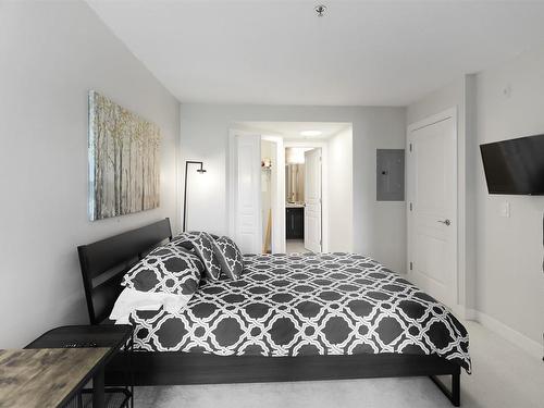 209-1093 Sunset Drive, Kelowna, BC - Indoor Photo Showing Bedroom