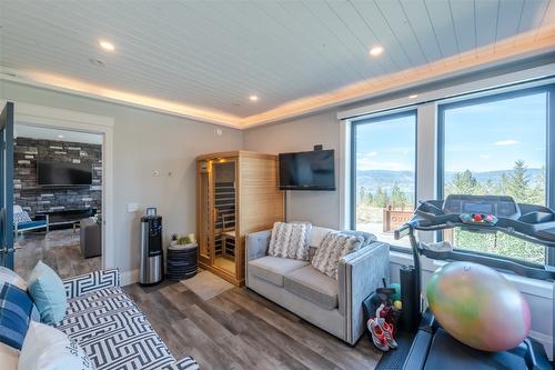 3060 Outlook Way, Naramata, BC - Indoor Photo Showing Living Room