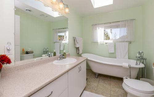 5800 97B Highway, Salmon Arm, BC - Indoor Photo Showing Bathroom