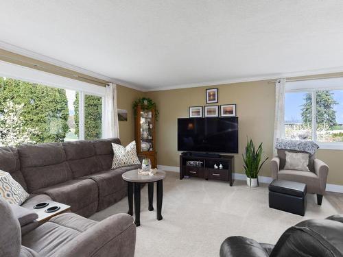 2401 Crestview Road, West Kelowna, BC - Indoor Photo Showing Living Room