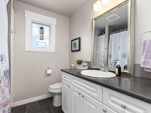 2401 Crestview Road, West Kelowna, BC - Indoor Photo Showing Bathroom