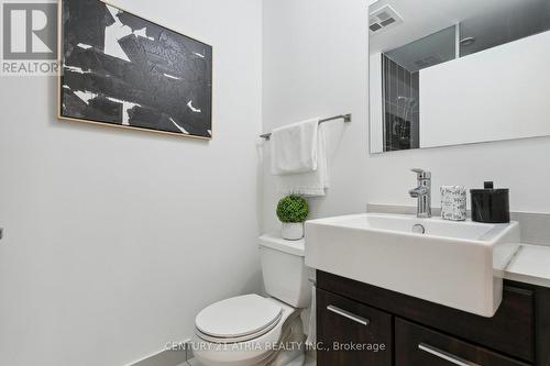 #1212 -770 Bay St, Toronto, ON - Indoor Photo Showing Bathroom