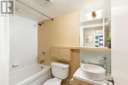 #1308 -25 Carlton St, Toronto, ON - Indoor Photo Showing Bathroom