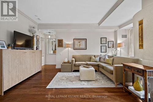 301 - 120 Lombard Street, Toronto, ON - Indoor Photo Showing Living Room