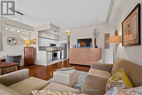 301 - 120 Lombard Street, Toronto, ON - Indoor Photo Showing Living Room
