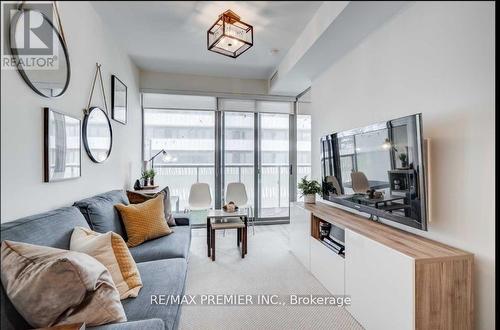 #607 -50 Charles St E, Toronto, ON - Indoor Photo Showing Living Room