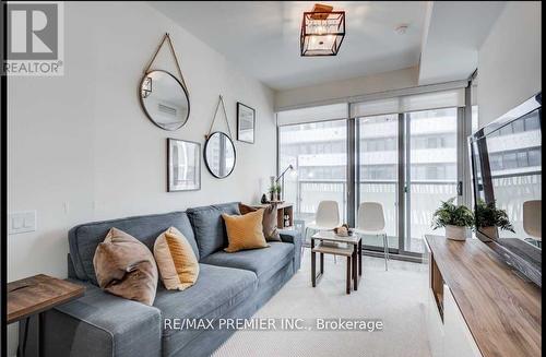 #607 -50 Charles St E, Toronto, ON - Indoor Photo Showing Living Room