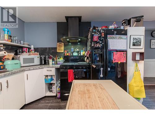 451 10 Avenue, Salmon Arm, BC - Indoor Photo Showing Kitchen
