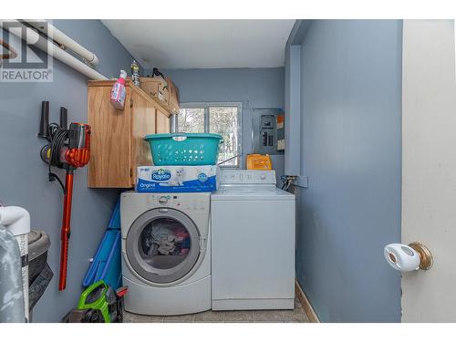 451 10 Avenue, Salmon Arm, BC - Indoor Photo Showing Laundry Room