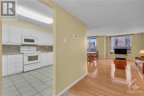 200 Lafontaine Avenue Unit#605, Ottawa, ON - Indoor Photo Showing Kitchen
