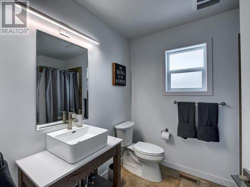 4013 Lakeside Road, Penticton, BC - Indoor Photo Showing Bathroom