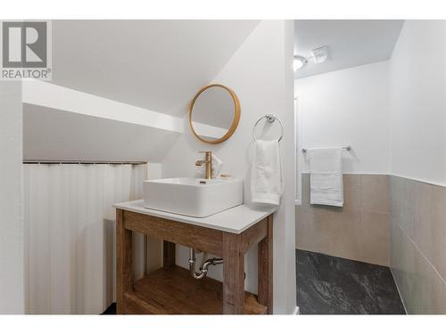4013 Lakeside Road, Penticton, BC - Indoor Photo Showing Bathroom