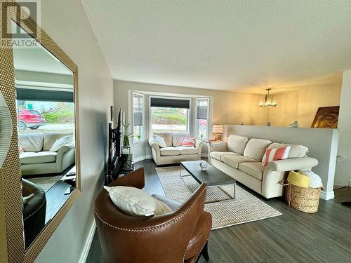 1885 Grandview Avenue, Lumby, BC - Indoor Photo Showing Living Room