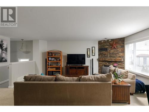 3485 Creekview Crescent, West Kelowna, BC - Indoor Photo Showing Living Room With Fireplace