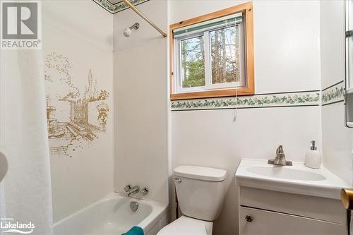 1301 Hudson Lake Drive, Highland Grove, ON - Indoor Photo Showing Bathroom