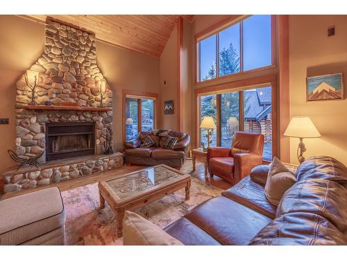 4516 Timberline Crescent, Fernie, BC - Indoor Photo Showing Living Room With Fireplace
