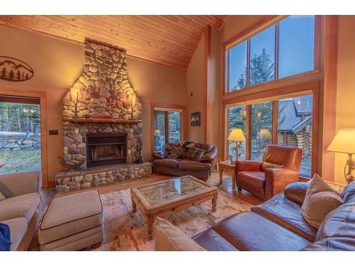 4516 Timberline Crescent, Fernie, BC - Indoor Photo Showing Living Room With Fireplace