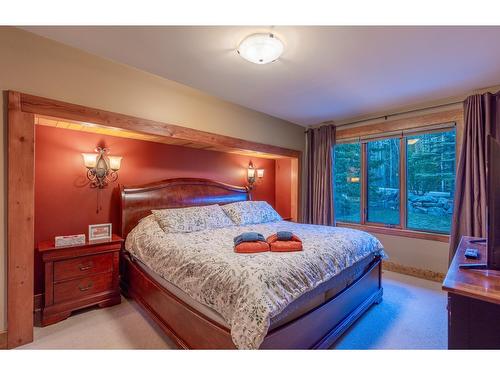 4516 Timberline Crescent, Fernie, BC - Indoor Photo Showing Bedroom