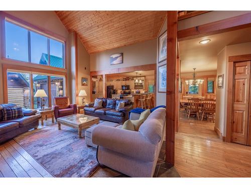 4516 Timberline Crescent, Fernie, BC - Indoor Photo Showing Living Room