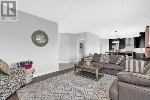 201 Morton, Essex, ON - Indoor Photo Showing Living Room