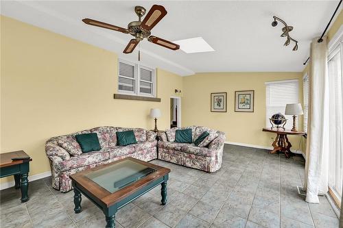 7 Marshall Avenue, Hamilton, ON - Indoor Photo Showing Living Room