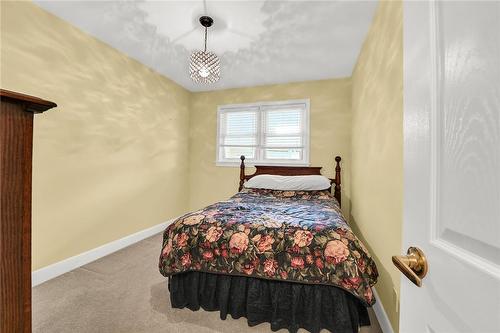 7 Marshall Avenue, Hamilton, ON - Indoor Photo Showing Bedroom