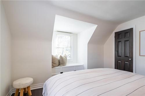 431 Patricia Drive, Burlington, ON - Indoor Photo Showing Bedroom