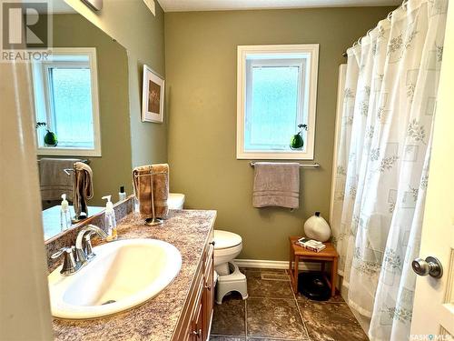 2239 Gardiner Place, Regina, SK - Indoor Photo Showing Bathroom