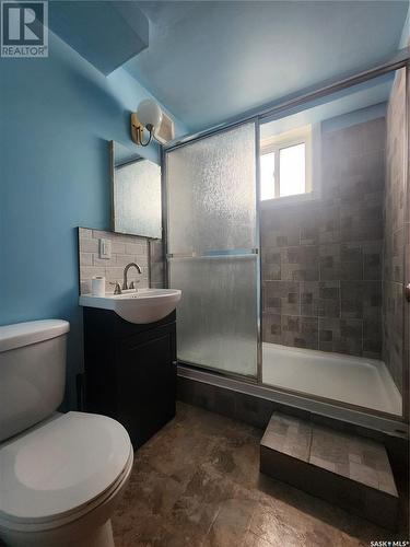 221 7Th Avenue E, Melville, SK - Indoor Photo Showing Bathroom